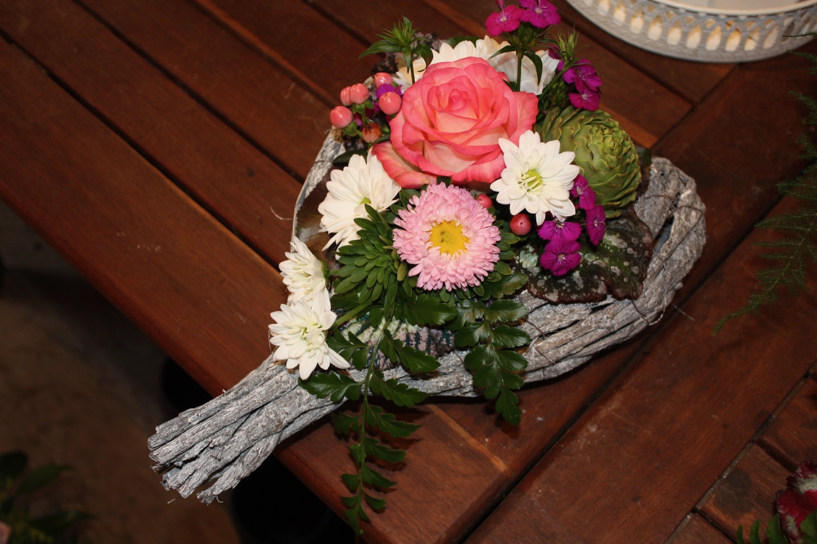 Buntes Sommergesteck