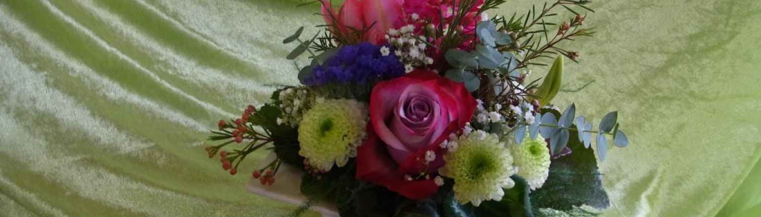 Fruehlingsgesteck Lila